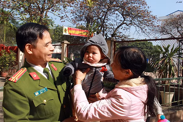 Cán bộ Trại giam Phú Sơn 4 động viên, mừng tuổi con phạm nhân.