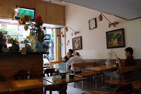 Bên trong một cà phê lèo tèo vài người khách, tuyệt nhiên không có một ánh mắt nào hướng lên chiếc ti vi đang phát bóng đá.