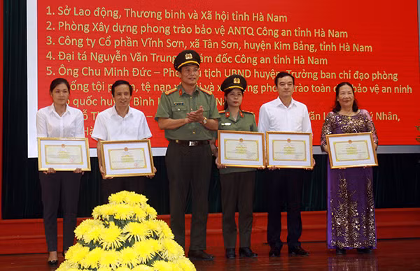3 tập thể, 2 cá nhân có thành tích xuất sắc trong công tác quản lý, giáo dục giúp đỡ người lỗi lầm đã được nhận Bằng khen của Bộ Công an