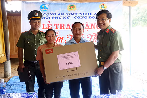 Đại tá Hồ Văn Tứ - Phó Giám đốc Công an tỉnh Nghệ An tặng quà cho gia đình chị Lầu Y Mái