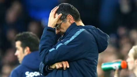 Sarri đau đầu khi lối chơi của ông không vận hành hiệu quả tại Chelsea.