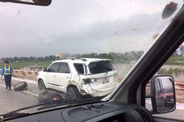 Chiếc Fortuner bị hư hỏng nhe. Ảnh: Nguyễn Quyết. Chiếc Fortuner bị hư hỏng nhe. Ảnh: Nguyễn Quyết.