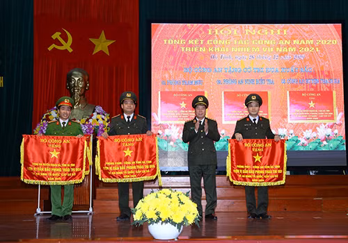 Thứ trưởng Bùi Văn Nam trao cờ thi đua xuất sắc cho 3 đơn vị.