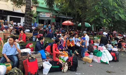 Hàng nghìn người vật vờ ở ga Sài Gòn sau sự cố tàu trật bánh