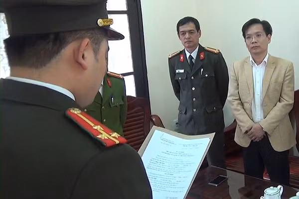 Cơ quan An ninh điều tra đọc lệnh bắt ông Phan Tiến Diện, Phó Giám đốc Sở Tài nguyên và Môi trường tỉnh Sơn La.