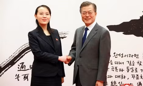Kim Yo-jong ở Seoul với Tổng thống Hàn Quốc Moon Jae-in năm 2018. Kim Yo-jong ở Seoul với Tổng thống Hàn Quốc Moon Jae-in năm 2018.