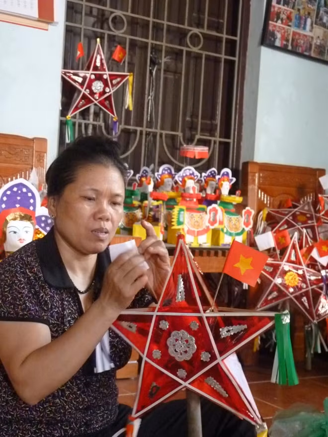 Nghệ nhân Nguyễn Thị Tuyến làm đèn ngôi sao.