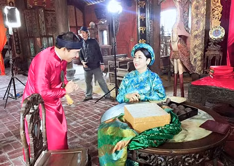 Quang Thắng và Minh Hằng trong “Chôn nhời”.