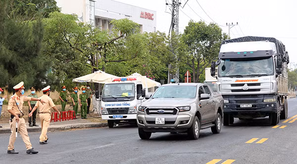 Các tổ chốt chặn được lập ra để kiểm soát người, phương tiện ra vào thành phố Đà Nẵng.