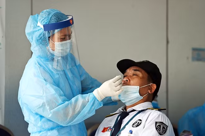 Xét nghiệm cho người có nguy cơ cao tại quận Nam Từ Liêm.