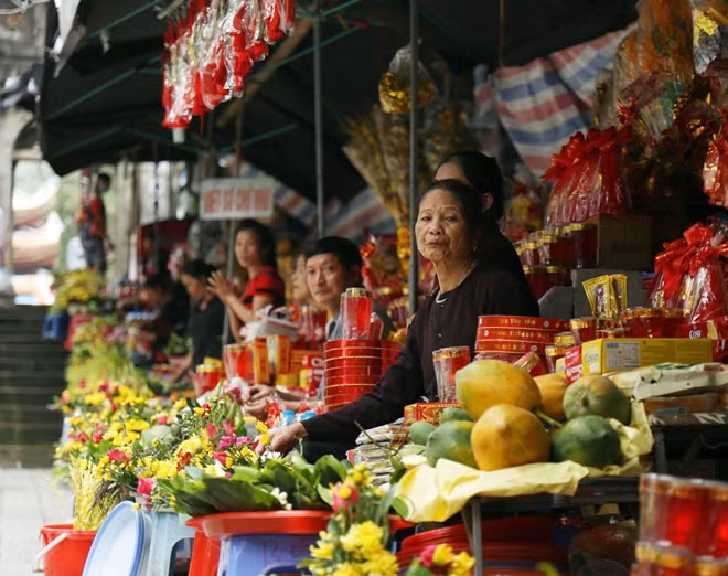 Không chỉ du khách mà ngay cả người buôn bán hàng tại đây cũng không đeo khẩu trang.