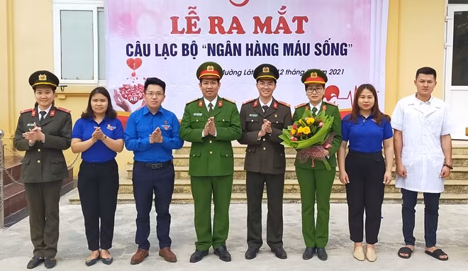 Lãnh đạo Công an huyện, Huyện đoàn Mường Lát (Thanh Hóa) tặng hoa chúc mừng Câu lạc bộ.