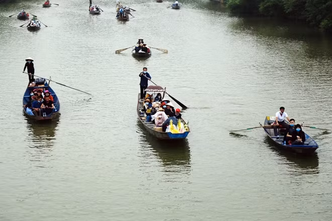 Sau một thời gian dài đóng cửa nhằm đảm bảo an toàn phòng, chống dịch COVID-19, sáng nay 13/3, Chùa Hương đã mở cửa đón khách trở lại. Trong ngày đầu tiên mở cửa trở lại, đã có hơn 4.500 đò được huy động để phục vụ khách. Năm nay, giá dịch vụ cũng tăng cao với mức được công khai như cáp treo khứ hồi với người lớn 180.000 đồng/vé, Vé 1 lượt: 120.000 đồng/vé. Đối với trẻ em vé khứ hồi 120.000 đồng/vé, vé lượt 90.000 đồng/vé. Giá vé đi đò sông Yến là 200.000 đồng/lượt.