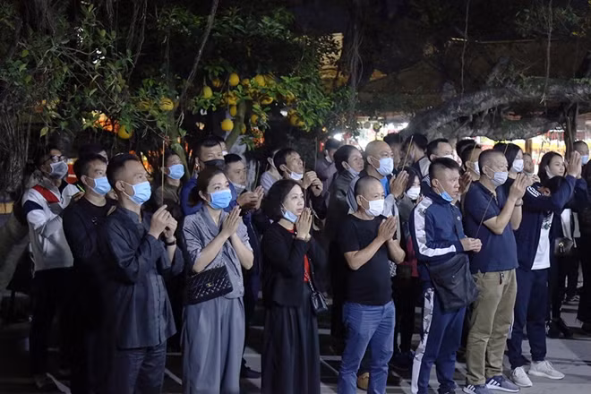 Khi hành lễ, không ít người bỏ khẩu trang, bất chấp quy định của ban tổ chức lễ hội.