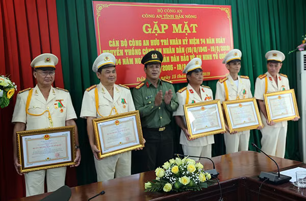 Thượng tá Nay Gia Phú - Phó Giám đốc Công an tỉnh trao Huân chương Bảo vệ Tổ quốc hạng ba của Chủ tịch nước cho các cá nhân. Thượng tá Nay Gia Phú - Phó Giám đốc Công an tỉnh trao Huân chương Bảo vệ Tổ quốc hạng ba của Chủ tịch nước cho các cá nhân.