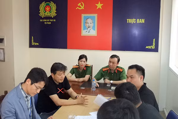 Trung tá Trần Thúy Nga trong buổi bàn giao đối tượng truy nã quốc tế Park Gi Young (thứ 2 từ trái qua).