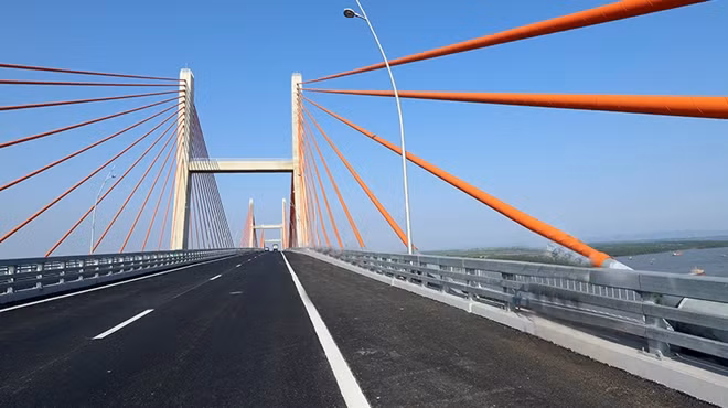 Cầu Bạch Đằng góp phần hoàn chỉnh tuyến kết nối vùng kinh tế động lực phía Bắc (Hà Nội - Hải Phòng - Quảng Ninh); liên kết chuỗi đô thị phát triển năng động; hoàn thiện tuyến cao tốc theo trục ven biển vùng Duyên hải Bắc Bộ; rút ngắn quãng đường từ TP. Hạ Long đi Hà Nội là 180km như hiện nay xuống còn 130km, thời gian đi ô tô giảm từ 3,5 tiếng đồng hồ xuống còn 1,5 tiếng. Chiều dài quãng đường từ Hạ Long đi Hải Phòng giảm được 2/3, từ 75km xuống còn 25km.