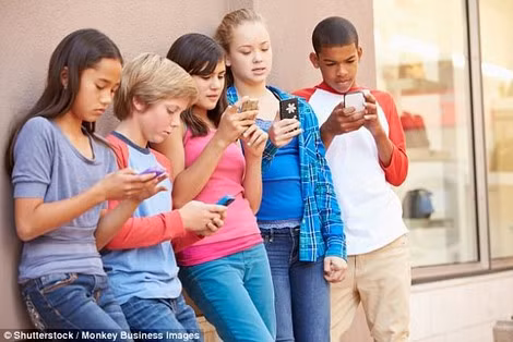 Gần 400 trẻ em dưới 12 tuổi ở Anh và xứ Wales bị cảnh sát điều tra về hành vi "sexting" trong ba năm gần đây.