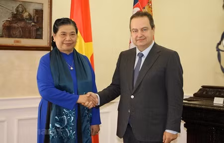 Phó Chủ tịch Thường trực Quốc hội và Phó Thủ tướng thứ nhất Serbia Ivica Dacic - Ảnh: TTXVN