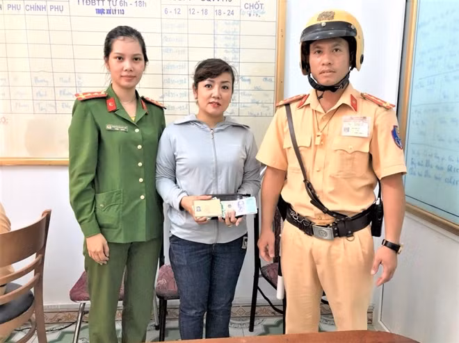 Trước đó Đội CSGT-TT quận Hồng Bàng đã trao trả tài sản cho người bị mất