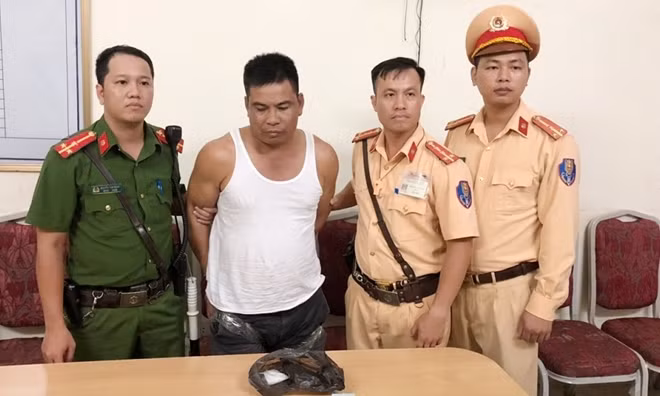 Đối tượng mang theo ma túy đá bị CSGT tóm gọn