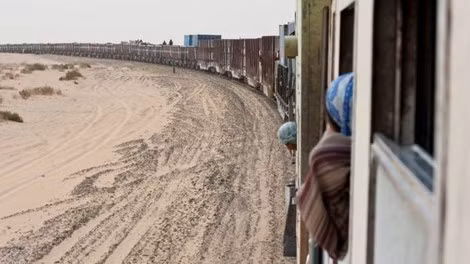 Có chiều dài hơn 2km, đoàn tàu Train du Desert của Mauritania là một trong những đoàn tàu dài nhất thế giới. Có chiều dài hơn 2km, đoàn tàu Train du Desert của Mauritania là một trong những đoàn tàu dài nhất thế giới.