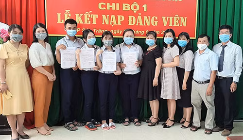 Các tân đảng viên Chi bộ 1.