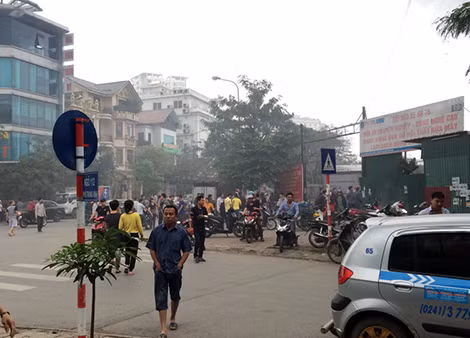 Người dân tại khu phố được phen hoảng sợ. Ảnh: T.Đ.Đỗ.