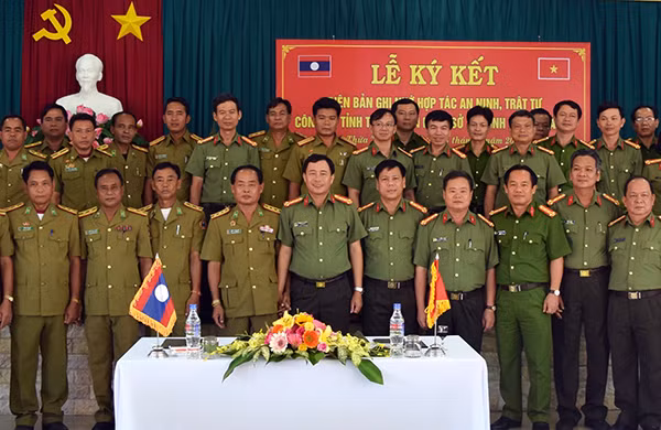 Công an tỉnh Thừa Thiên - Huế ký biên bản ghi nhớ hợp tác bảo vệ an ninh biên giới với Sở An ninh tỉnh Salavan, Lào. Công an tỉnh Thừa Thiên - Huế ký biên bản ghi nhớ hợp tác bảo vệ an ninh biên giới với Sở An ninh tỉnh Salavan, Lào.