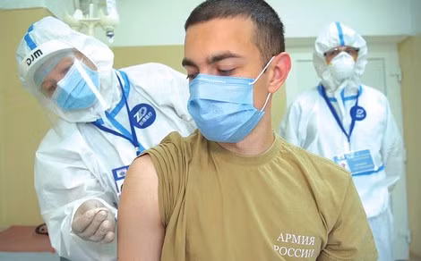 Một người Nga tham gia thử nghiệm vaccine COVID-19.