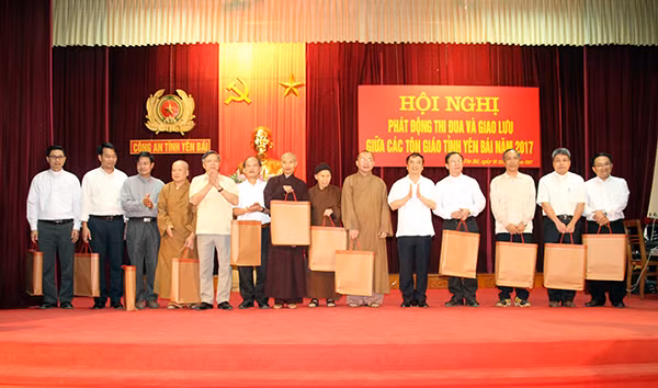 Lãnh đạo tỉnh Yên Bái tặng quà cho các cho các vị chức sắc, chức việc có uy tín trên địa bàn tỉnh Lãnh đạo tỉnh Yên Bái tặng quà cho các cho các vị chức sắc, chức việc có uy tín trên địa bàn tỉnh