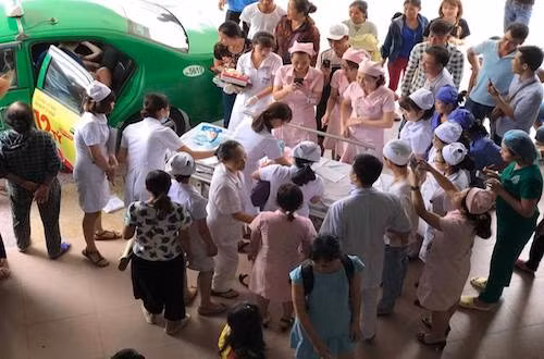 Nhiều người có mặt trước sảnh bệnh viện chào đón mẹ con sản phụ Ly