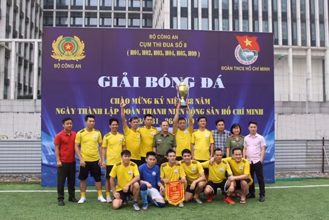 Ban Tổ chức trao Cúp vô dịch cho đội tuyển Viện Khoa học và Công nghệ