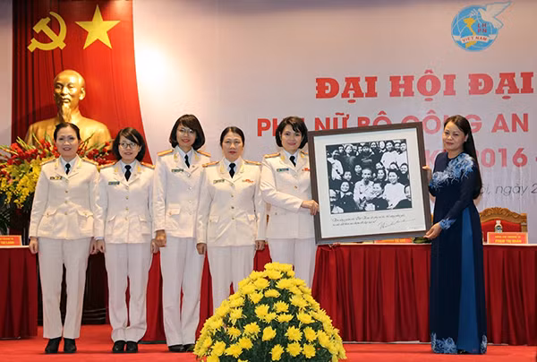 Đồng chí Nguyễn Thị Thu Hà, Ủy viên TW Đảng, Chủ tịch Trung ương Hội liên hiệp phụ nữ Việt Nam tặng Đại hội bức ảnh Bác Hồ với phụ nữ Việt Nam