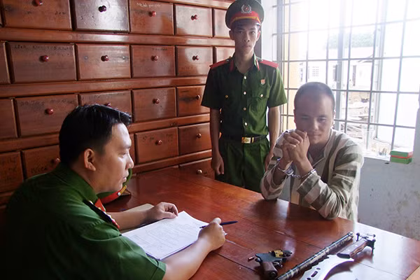 Đối tượng Sơn tại cơ quan Công an Đối tượng Sơn tại cơ quan Công an