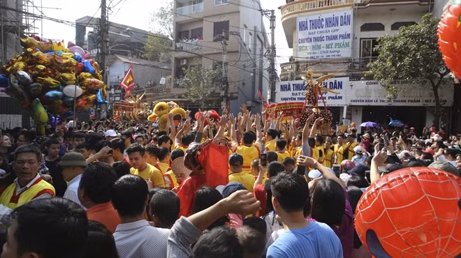Trước đây, khi chưa có lệnh cấm đốt pháo, mỗi mùa xuân về thực sự là những ngày hội không ngớt tiếng pháo của người dân Đồng Kỵ. Khi đó, người người làm pháo, nhà nhà làm pháo. Pháo nhà nào càng lớn, càng nổ to thì càng hứa hẹn một năm nhiều may mắn, tài lộc sẽ đến với gia đình đó.