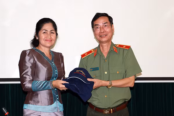 Đoàn nhà báo Vương quốc Campuchia gửi tặng quà tới đồng chí Tổng biên tập và Báo CAND Đoàn nhà báo Vương quốc Campuchia gửi tặng quà tới đồng chí Tổng biên tập và Báo CAND