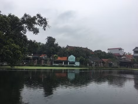 Ao làng được cải tạo thành hồ bơi.