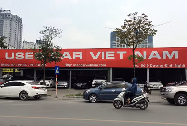 Những cửa hàng mua, bán ôtô cũ ngày càng khó khăn.