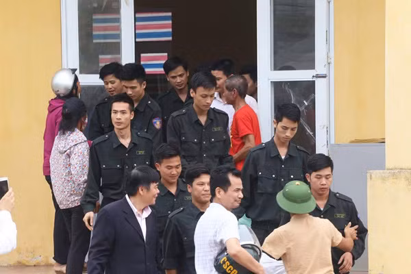19 cán bộ chiến sỹ rời khỏi nhà văn hóa thôn Hoành. (Ảnh VNE)