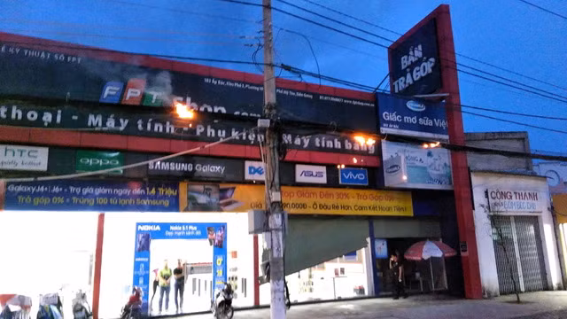 Cả khu vực náo loạn vì đường dây điện phát cháy.