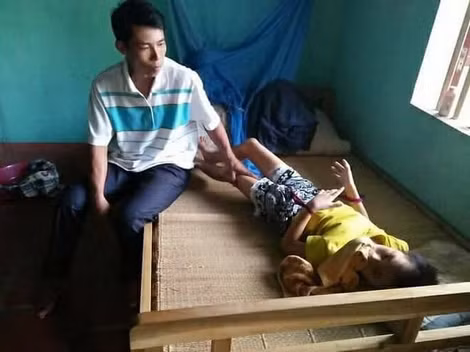 Anh Dũng bất lực nhìn con nằm vô thức. Anh Dũng bất lực nhìn con nằm vô thức.