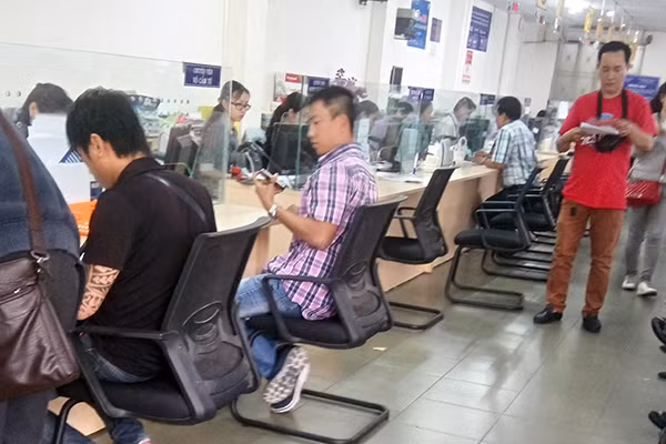 Người dân đến nộp hồ sơ tại Sở Kế hoạch Đầu tư.