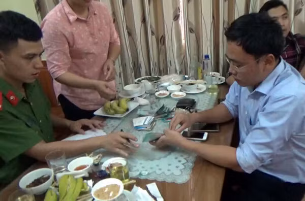 Lê Duy Phong cùng tang vật vụ án