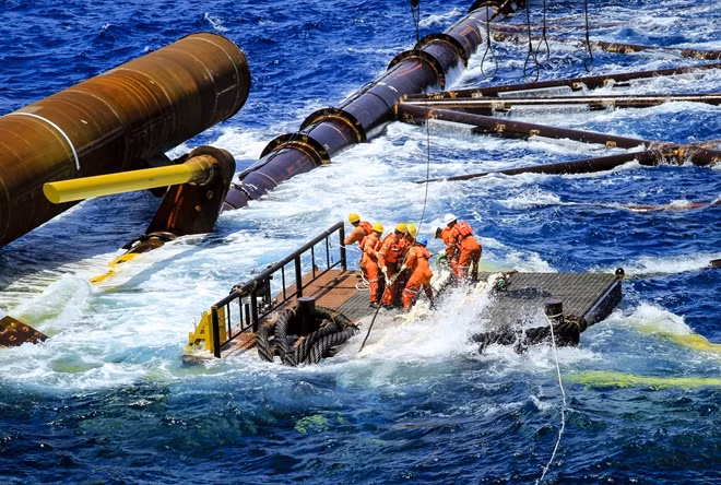 Người lao động Vietsovpetro vượt sóng thi công hạ đặt chân đế giàn khoan