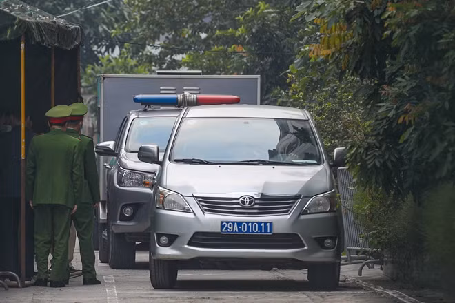 Xe chuyên dụng đưa các bị cáo tới tòa.