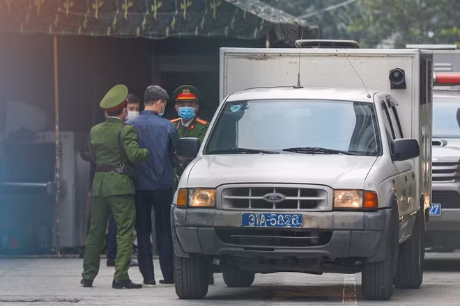 Dẫn giải bị cáo vào tòa án.