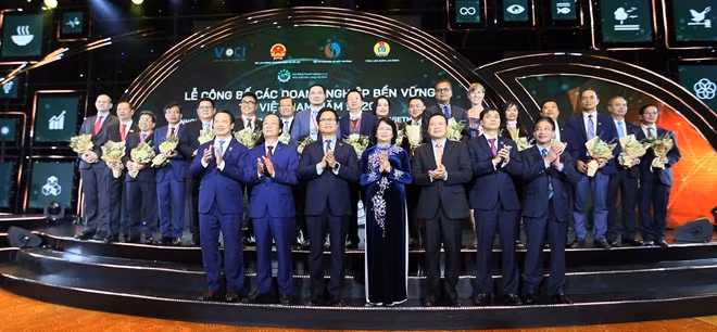 Phó Chủ tịch nước Đặng Thị Ngọc Thịnh, Chủ tịch VCCI, thành viên Ban chỉ đạo Chương trình CSI 2020 chúc mừng các đơn vị đạt giải Doanh nghiệp bền vững Việt Nam 2020.