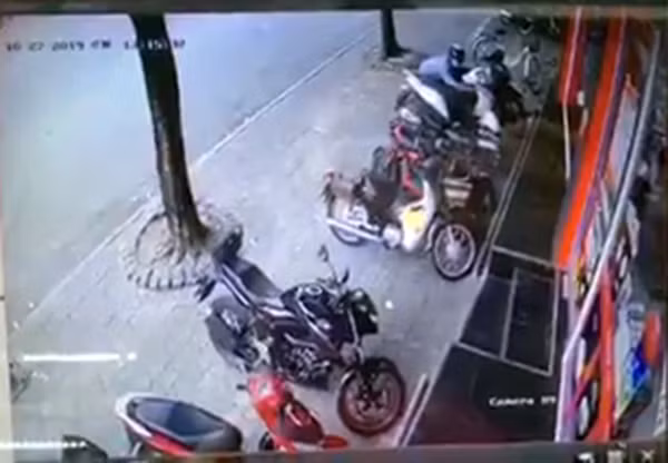 Hình ảnh tên trộm bẻ khóa chiếc SH Mode của chị B.
