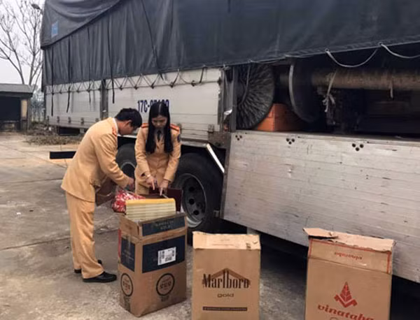 Lực lượng CSGT kiểm tra số thuốc lá trên xe 17C – 051.69